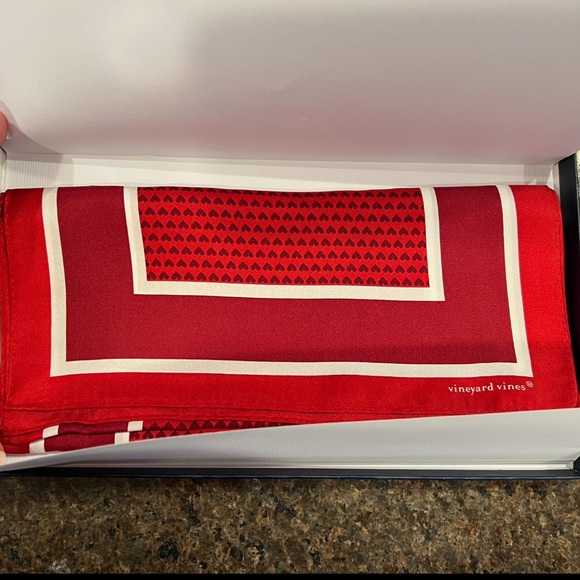 Brand New Vineyard Vines Valentine’s Day Hearts 100% Silk Scarf - Picture 2 of 9